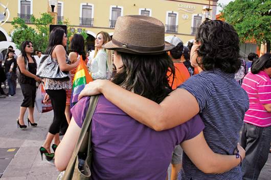 Viven matrimonios gay discriminación