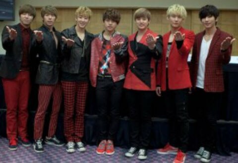 U-Kiss complace a sus 'novias' mexicanas