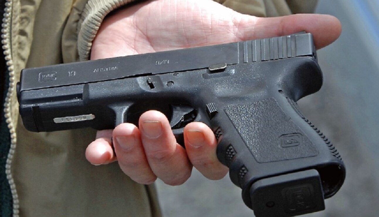 Policía muere de un disparo en la cabeza; él accionó el arma