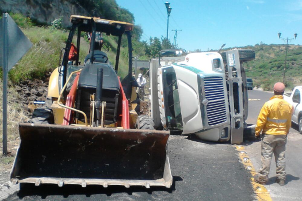 Se quedó sin frenos torton y volcó