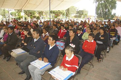 Entregan 171 becas escolares a jóvenes de Amealco