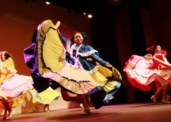 Mil 400 bailarines celebran su día