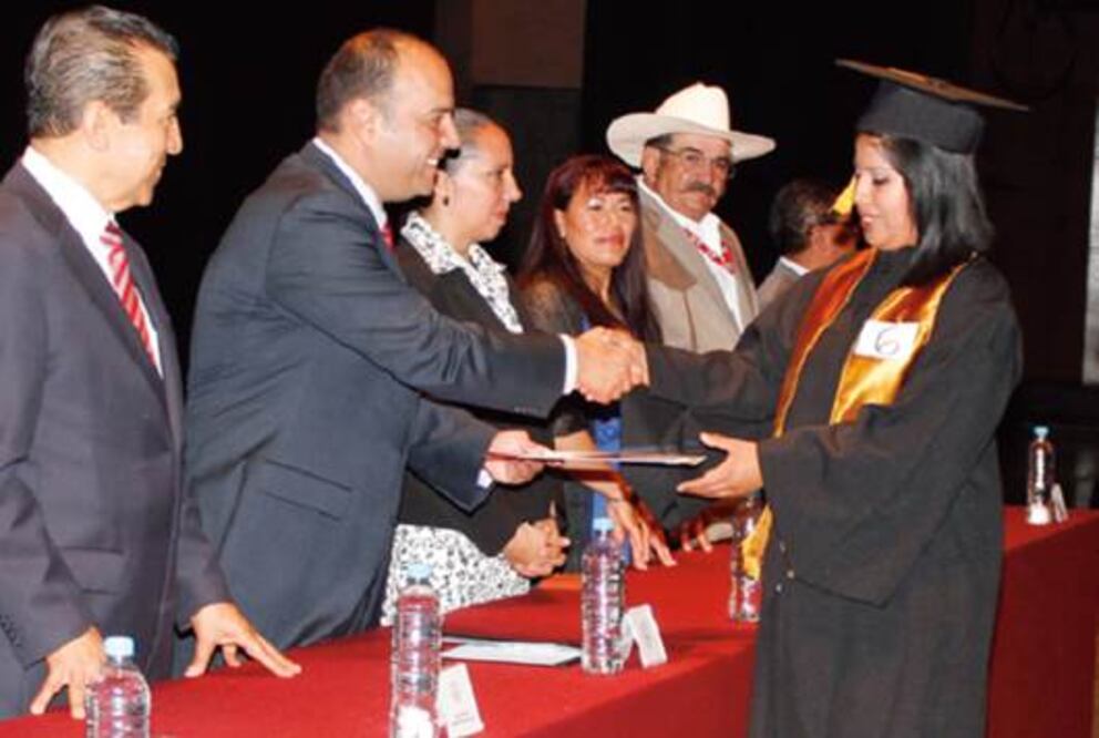 Concluyen estudios alumnos del Cobaq