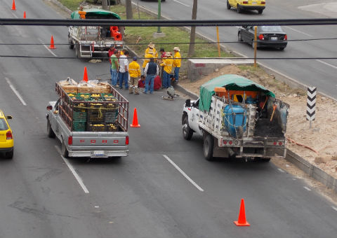 Reparan alcantarilla 