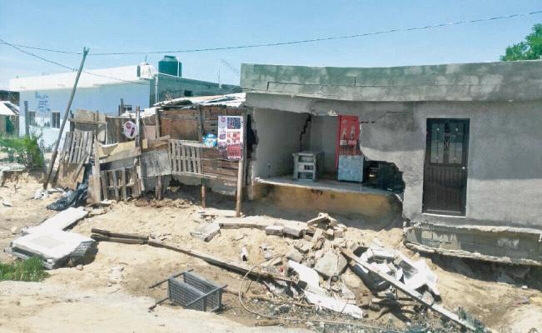 En la colonia Real Unidad, en Cabo San Lucas, la corriente se llevó la pared de la vivienda de doña Edith, quien tenía una tienda en el lugar (ESPECIAL)