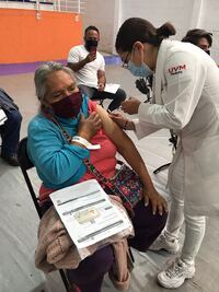 Universitarios se unieron para que doña Petri recibiera dosis antiCovid