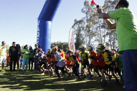 Pequeños disfrutan Outdoor Kids