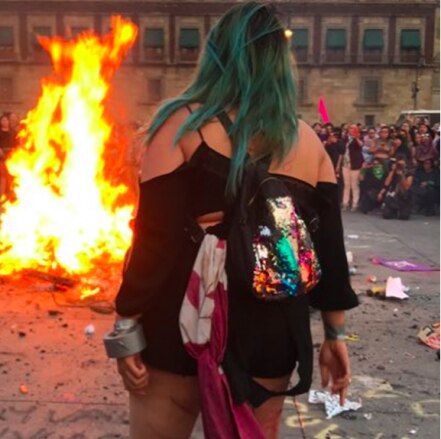 "La Reinota", alaban en redes a la mujer que regresó una bomba de humo a policías el 8M