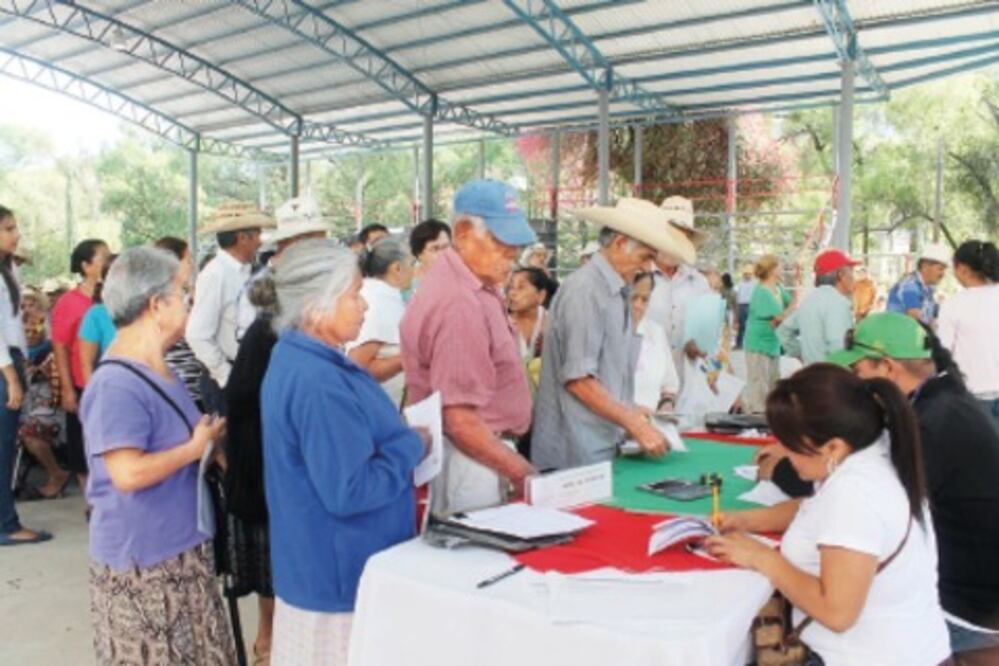 Entregan en Jalpan apoyo de 65 y más