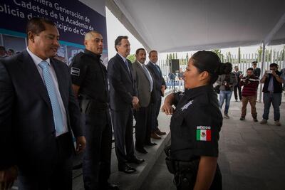 De fotógrafa a policía, por proteger a su familia y a la gente