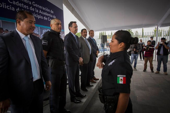 Zulema señala que una vez que empiece a laborar como policía de proximidad, le gustaría contribuir a disminuir los delitos en el municipio (DEMIAN CHÁVEZ. EL UNIVERSAL)