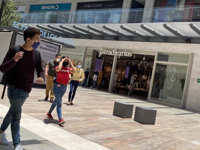 Nueva normalidad. Queretanos vuelven a las plazas comerciales 