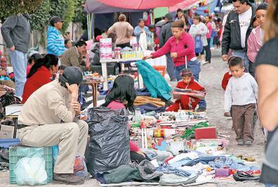 Foráneos saturan tianguis de SJR