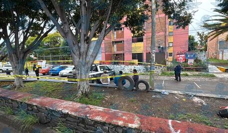 Policía municipal abate a hombre que amagaba a dos personas con un machete en Satélite