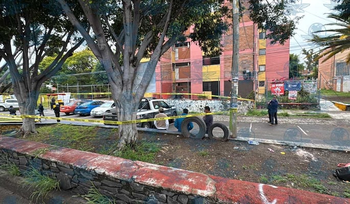 Policía municipal abate a hombre que amagaba a dos personas con un machete en Satélite