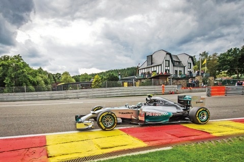 Hamilton y Mercedes ganan el primer round