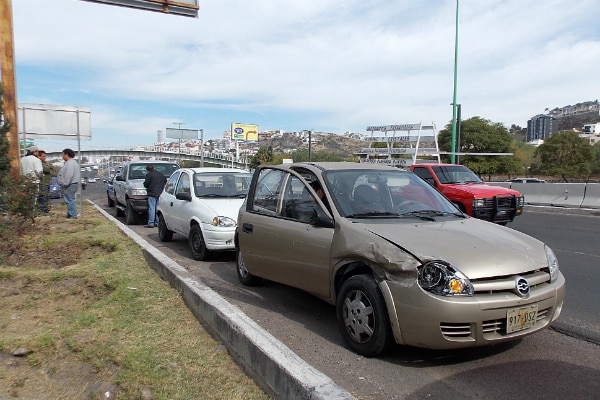 Vuelca auto en Libramiento Surponiente
