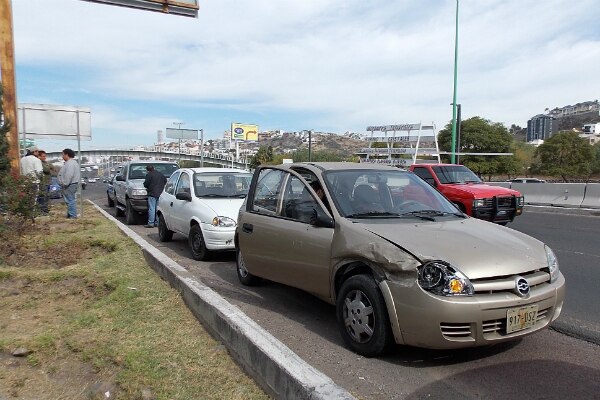 Vuelca auto en Libramiento Surponiente