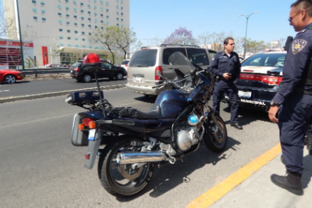 Sufre percance vial moto patrullero