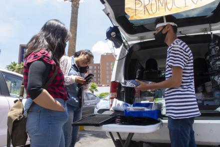 Buscarse la vida en la pandemia. En auto, vende equipo sanitario