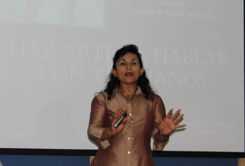 UAQ imparte curso de señas