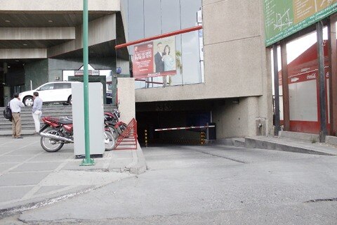 Van clausurados dos estacionamientos