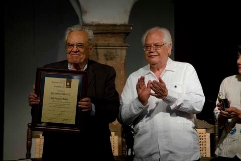 Distinguen trayectoria de Paco Rabell