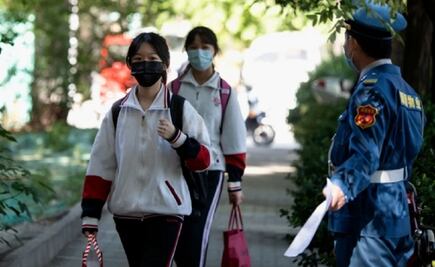 Niños de China regresan a clases con monitoreos de temperatura