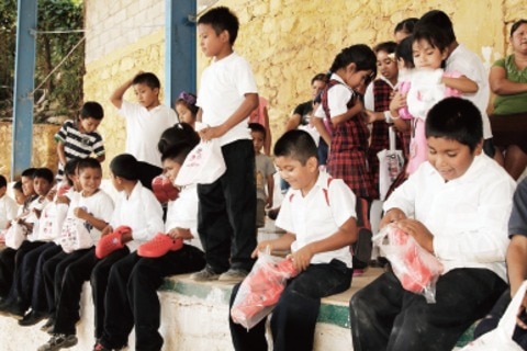 Reparten “gallitos” a niños de Jalpan