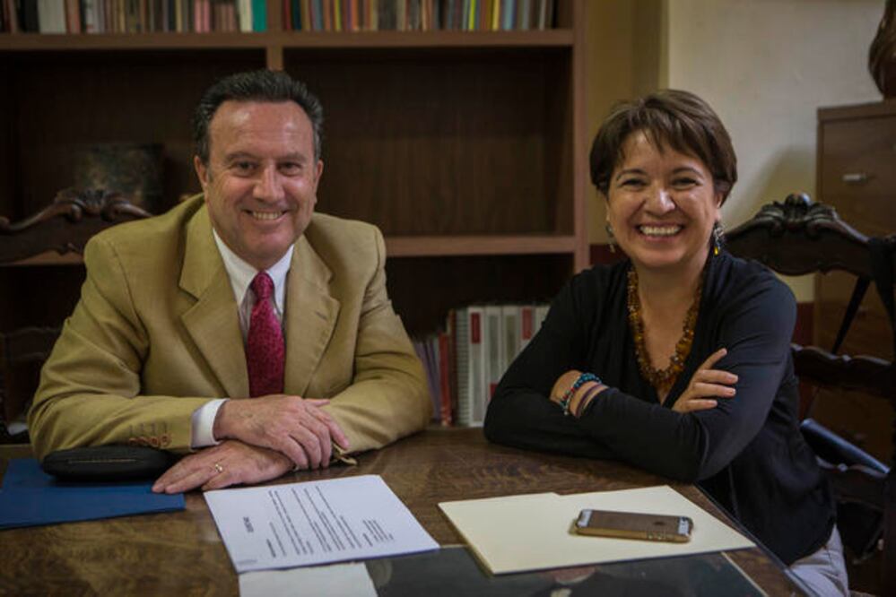 Durante el primer día de su gestión Rosa Reyes se sentó con Manuel Naredo, delegado saliente, para ver las prioridades y los pendientes, como la conservación de la zona de monumentos históricos. (DEMIAN CHÁVEZ. EL UNIVERSAL)
