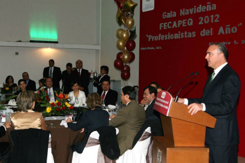 Entregan reconocimientos a profesionistas