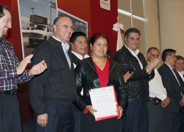 Entregan concesiones de taxi y mixto