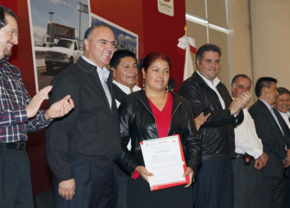 Entregan concesiones de taxi y mixto