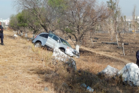 Mujer sufre percance vial 