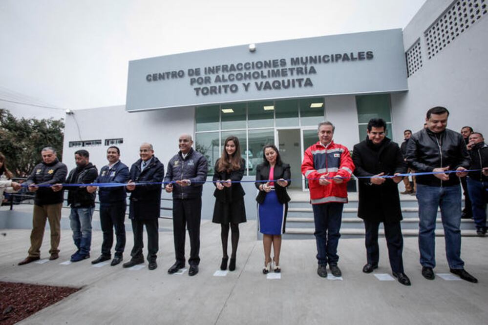 Marcos Aguilar Vega (centro) declaró que el nuevo edificio tiene área para hombres, mujeres y menores de edad. (RICARDO LUGO. EL UNIVERSAL)
