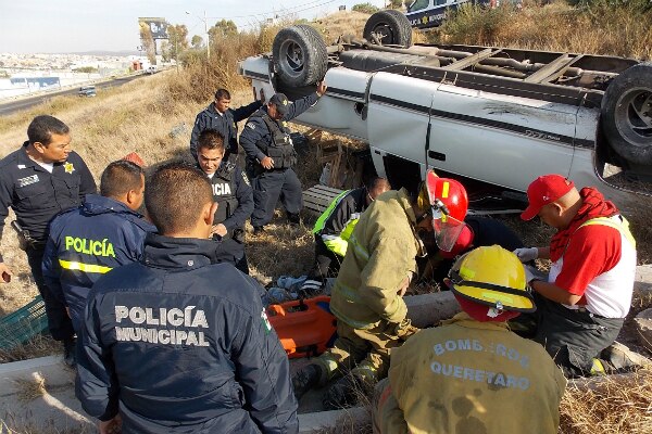 Sobrevive a volcadura de camioneta
