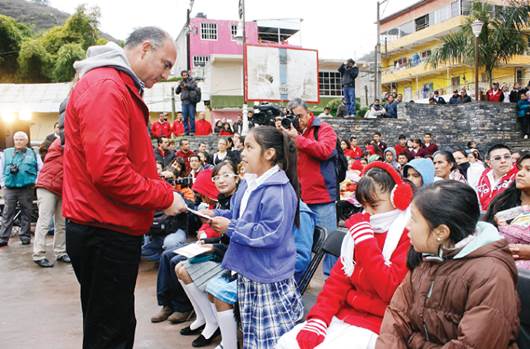 Entregan becas y obras en la Sierra