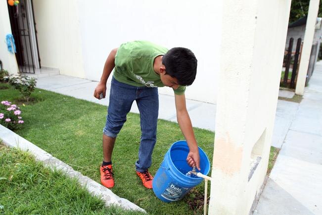 La Junta de Agua Potable y Alcantarillado aplicó sanciones a ciudadanos que desperdiciaban agua en la zona oriente de San Juan del Río. (ARCHIVO EL UNIVERSAL)