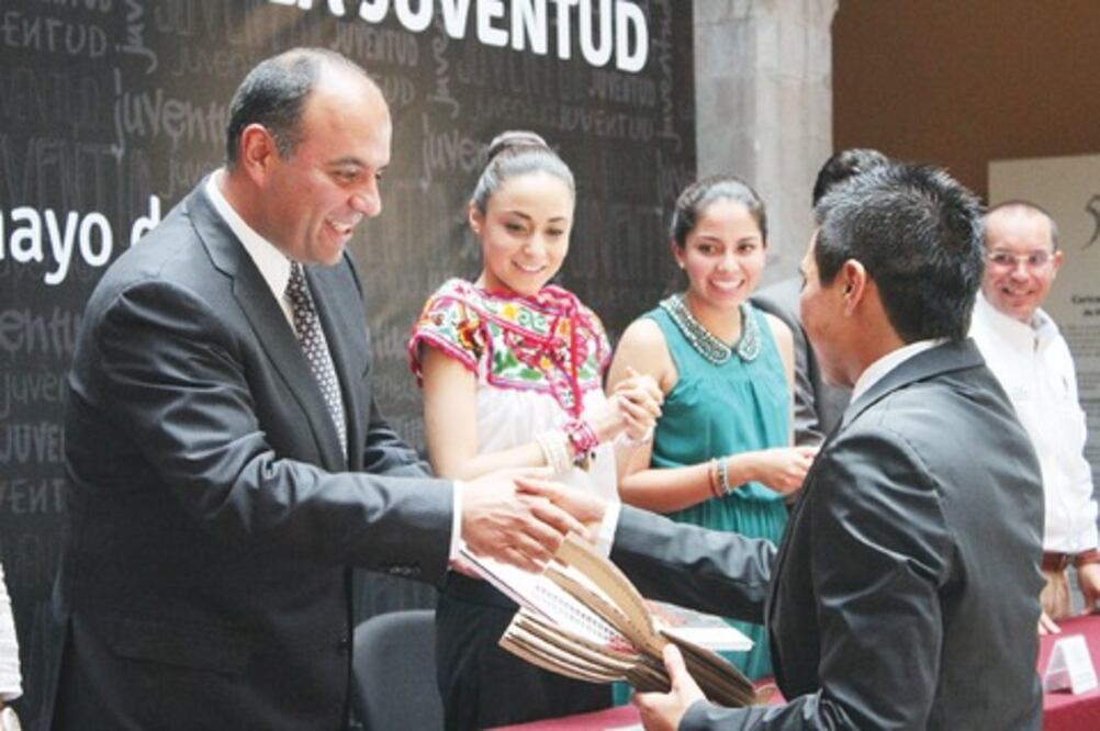Entrega Loyola Vera premio a la juventud