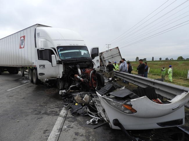 Debido a que los tres carriles y el acotamiento quedaron obstruidos, se generó un embotellamiento de hasta 10 kilómetros. (LUIS RODRÍGUEZ. EL UNIVERSAL)