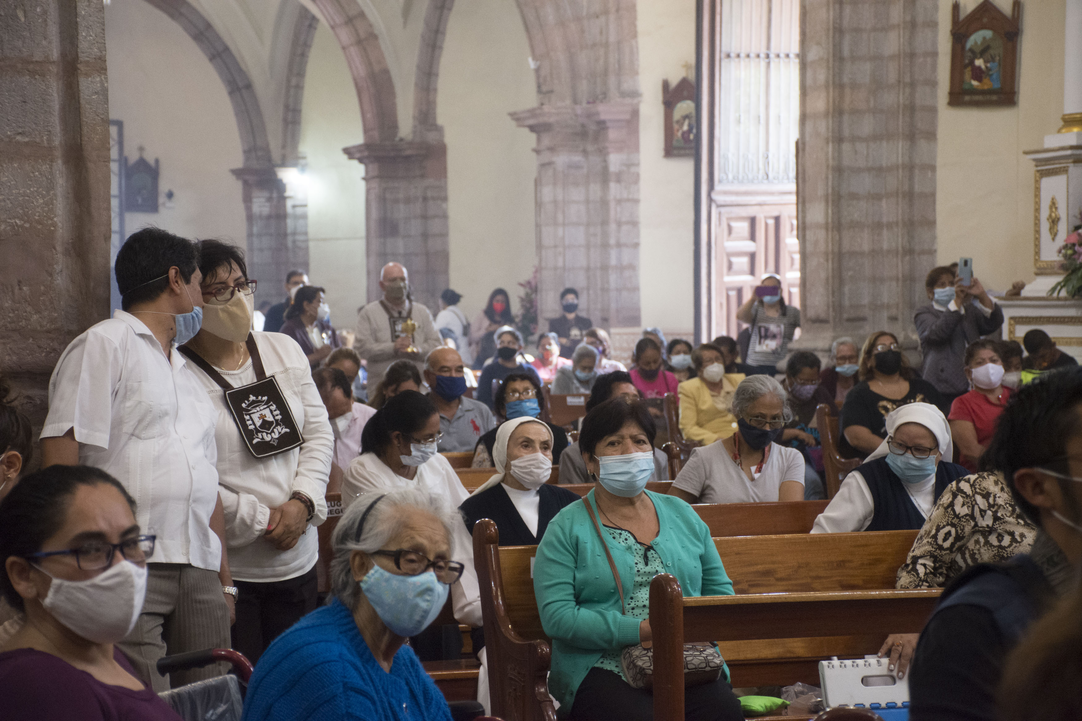 ¿Cuál Covid? Feligreses saturan los templos para festejar a la Virgen del Carmen
