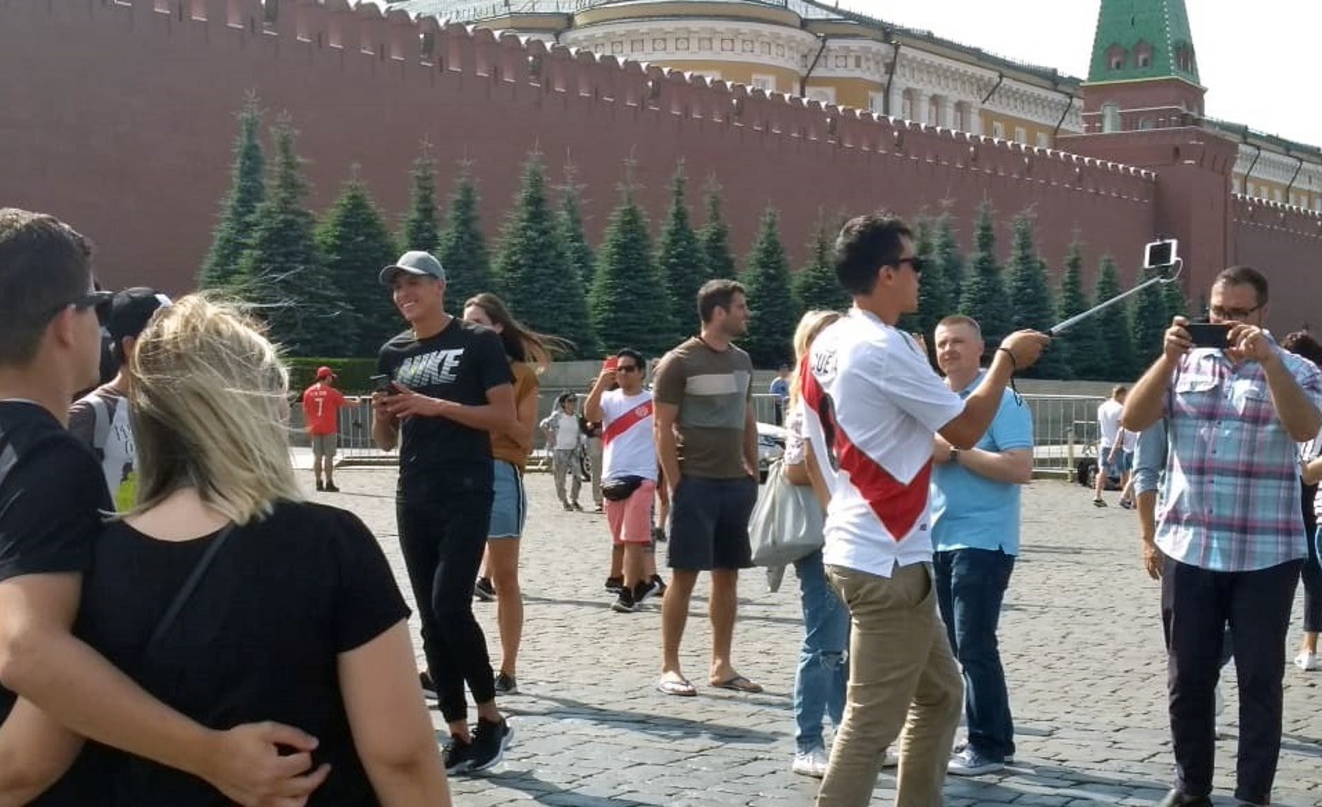 "Ante los extranjeros, muchas rusas se comportan como pu..."; Medio ruso