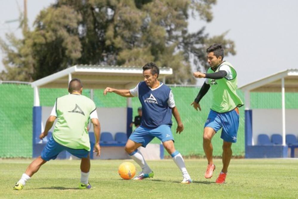 Victorias son premios para Gallos Blancos