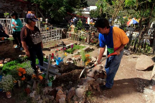 En pie, ampliación de panteón municipal