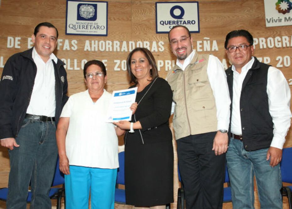 Entregan estufas ahorradoras