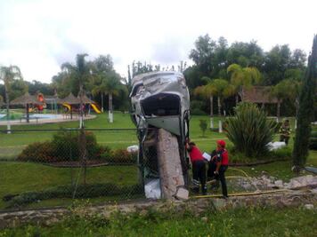 Vuelca auto; dos lesionados 