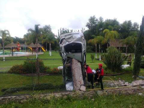 Vuelca auto; dos lesionados