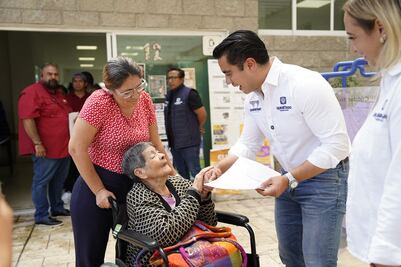 Felifer Macías entrega apoyos económicos de hasta 90 mil pesos a familias afectadas por lluvias en Querétaro