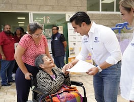Felifer Macías entrega apoyos económicos de hasta 90 mil pesos a familias afectadas por lluvias en Querétaro