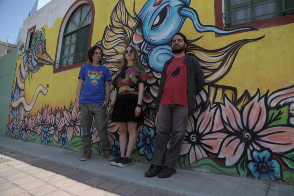 Los tres jóvenes, quienes comparten el objetivo de vivir por la música, se han presentado en diversos escenarios de Querétaro y Ciudad Victoria, además han lanzado dos materiales discográficos y un EP. (FOTOS: GONZALO IBAÑEZ. EL UNIVERSAL)
